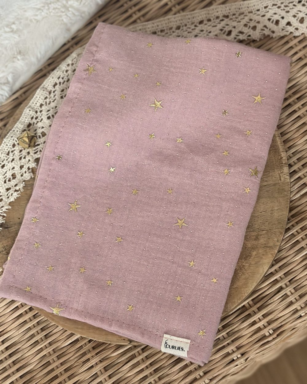 pieluszka muślinowa złote gwiazdki na różu 65×45 cm