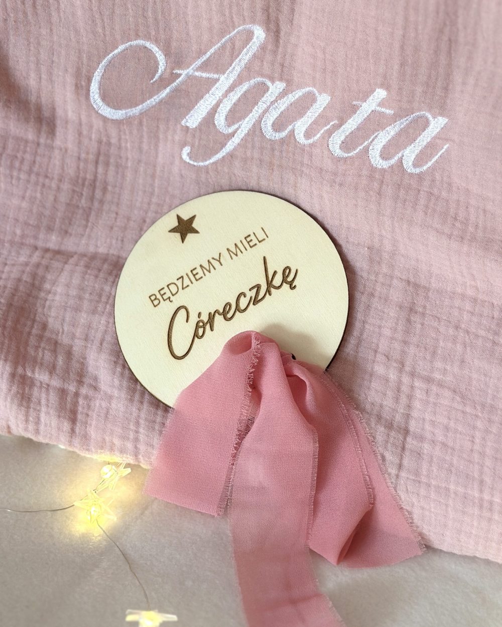 Drewniana tabliczka „Będziemy mieli córeczkę”